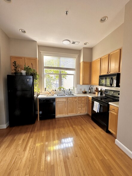 Building Photo - 309 Cedar St