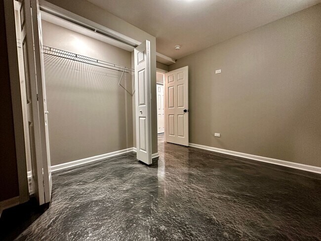 Building Photo - Amazing 4-bed Duplex by UIC