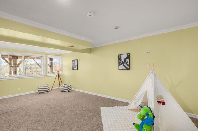 Building Photo - Luxurious home with tasteful updates throu...