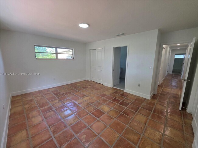 Building Photo - 13920 Kendale Lakes Blvd