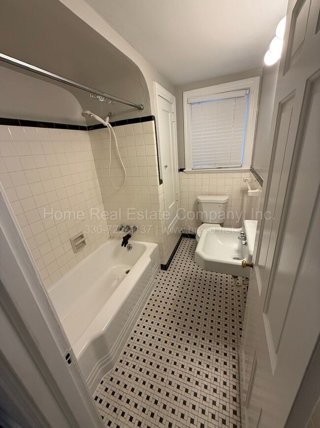 Building Photo - 624 W End Blvd