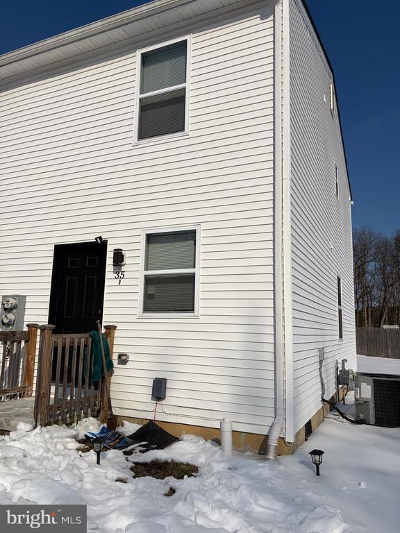 Building Photo - 35 Maynard Dr