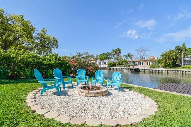 Building Photo - 3922 Fontainebleau Dr