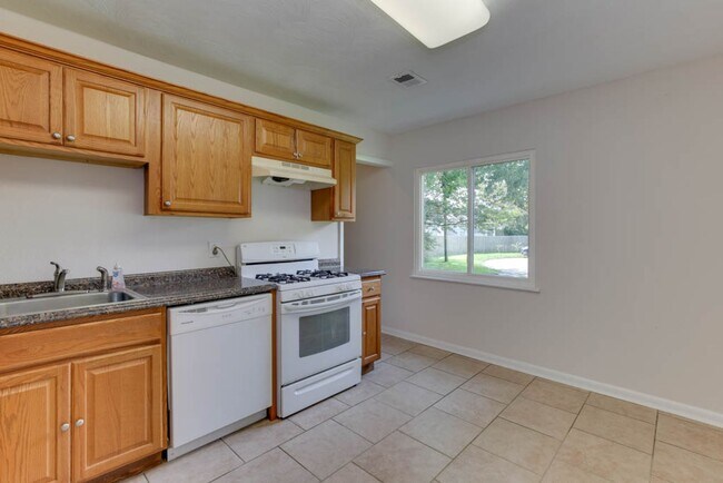 Building Photo - Renovated Virginia Beach Home with Large Yard and Prime Location