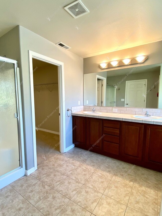 Building Photo - Spacious Corner Home with Community Pool in Prime SW Bend Location