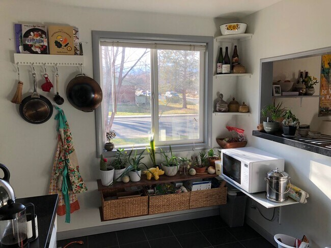 Building Photo - Adorable, Centrally Located 3 Bed/1.5 Bath Home