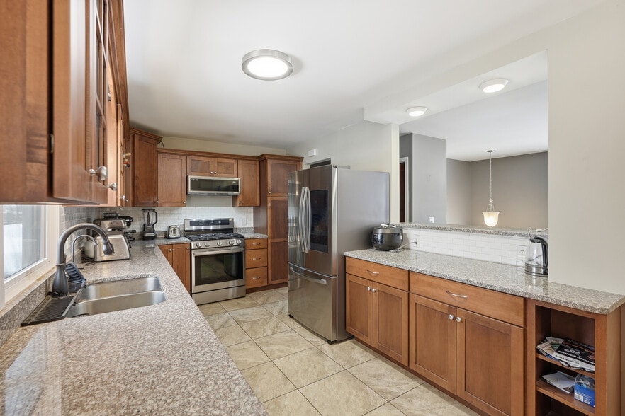 Building Photo - 7048 Montrose Rd