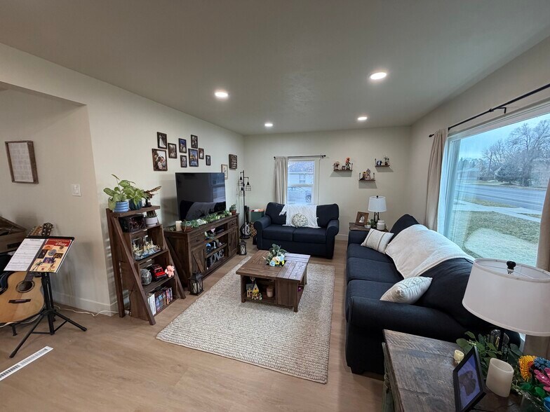 Building Photo - 201 S 400 E