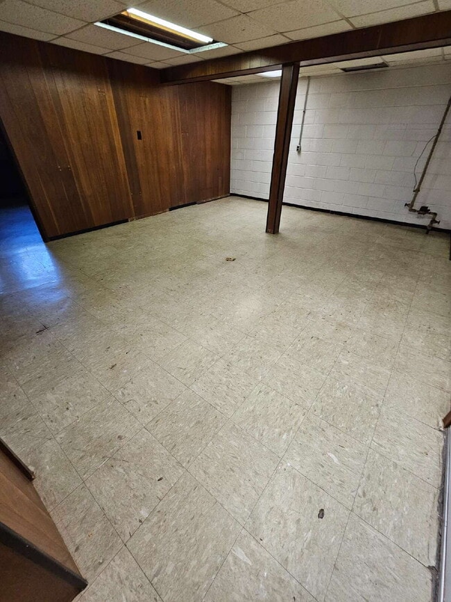 Building Photo - 2 Bedroom, 2 Bath Duplex, Huge Basement with 2-Car Garage – St. Clair Shores