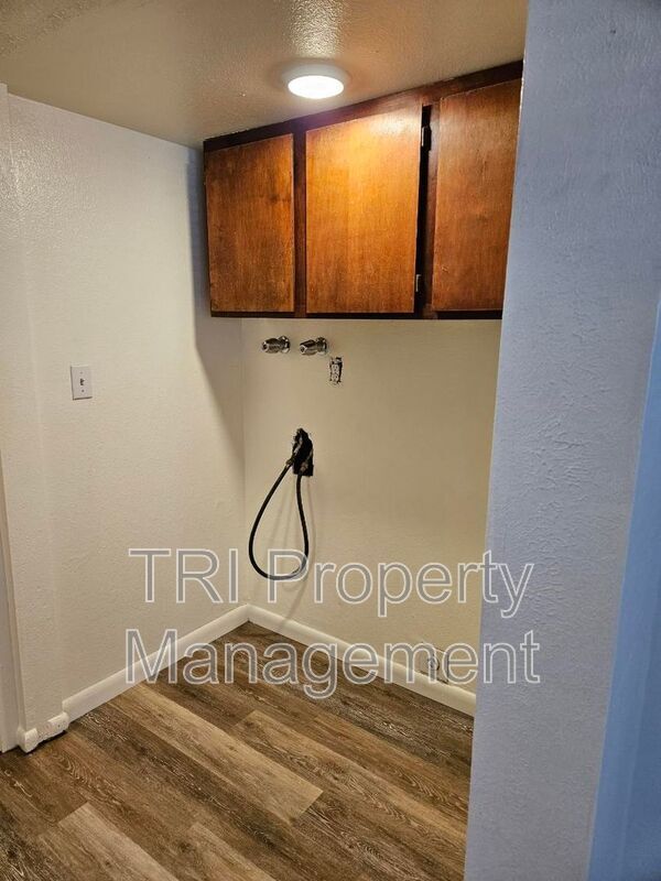 Building Photo - 300 W Union Ave