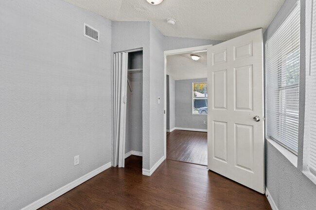 Building Photo - 901 Vine Ave