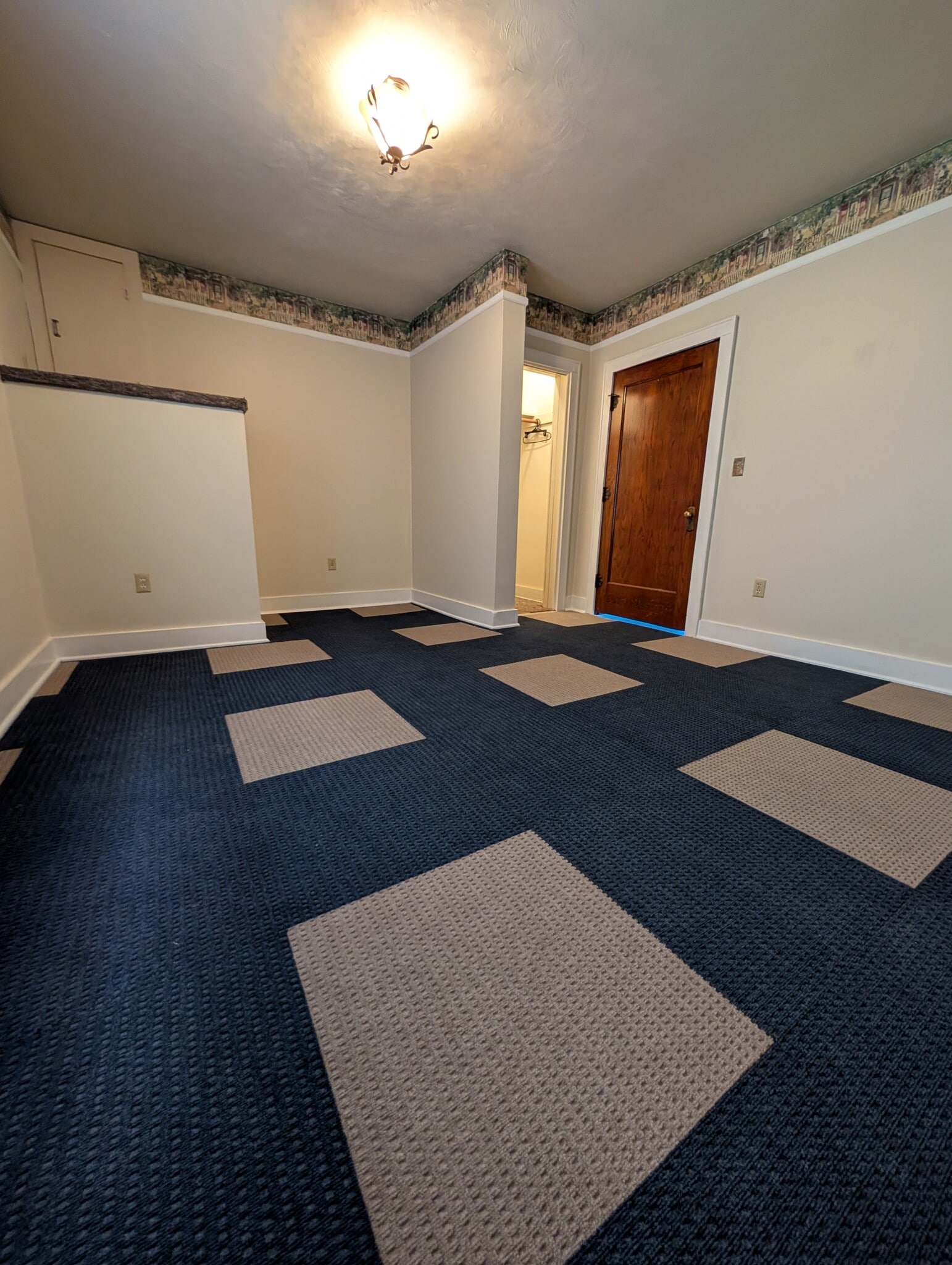 Building Photo - 121 W Comanche Ave