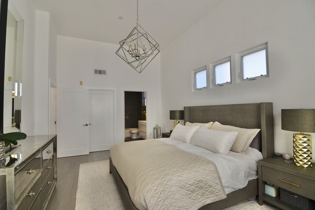 Building Photo - 5703 Laurel Canyon Blvd