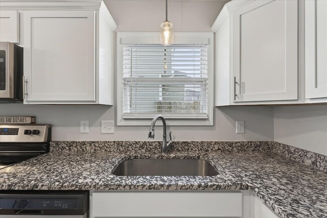 Building Photo - 409 Hillside Dr