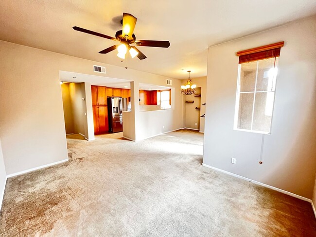 Building Photo - Fantastic 2B/2.5BA Townhouse w/ Washer/Dry...