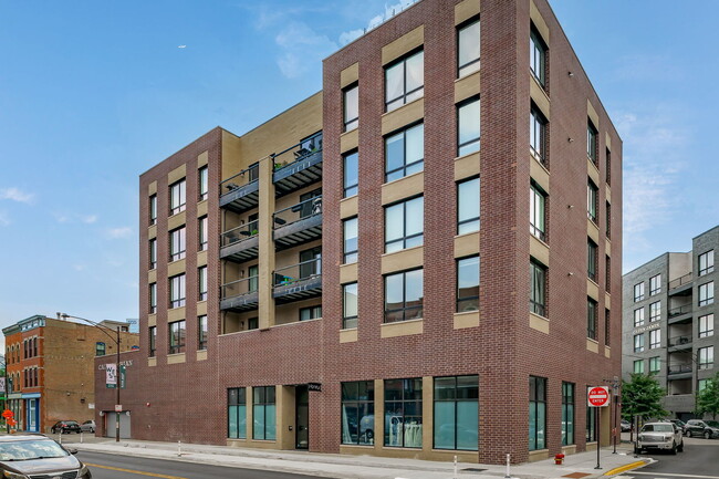 Primary Photo - 680 N Milwaukee Ave