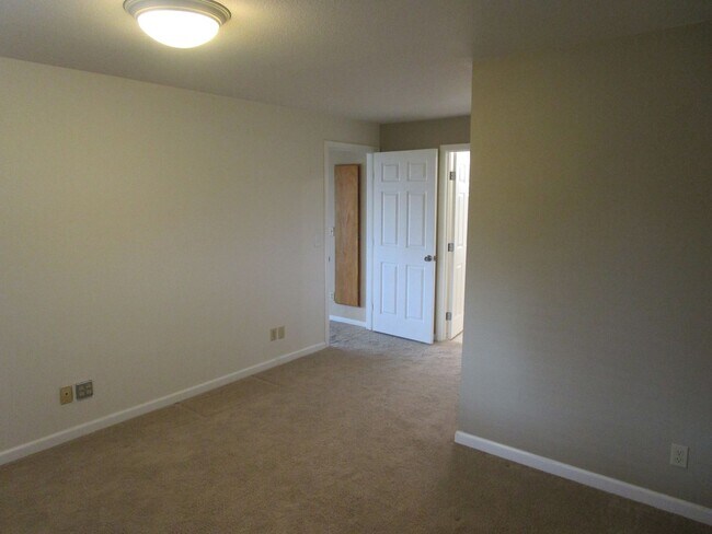 Building Photo - Spacious 2 Story, 2 Bedroom, 2 Bath Home on Corner Lot in Ochoco West Subdivision - Available Ear...