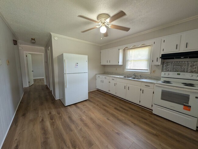 Building Photo - MOVE-IN READY!