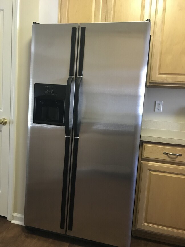 Building Photo - 3 Bedroom  2.5 Bath townhome located at  T...