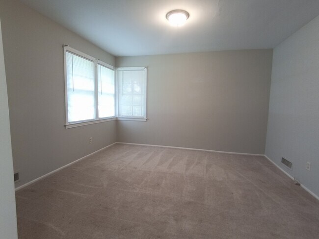 Building Photo - 109 Tanglewood Dr