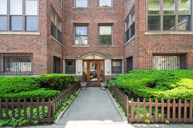Building Photo - 629 W Buckingham Pl