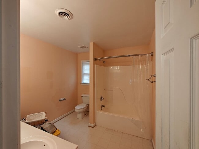 Building Photo - 5 Bedroom home in Henrico