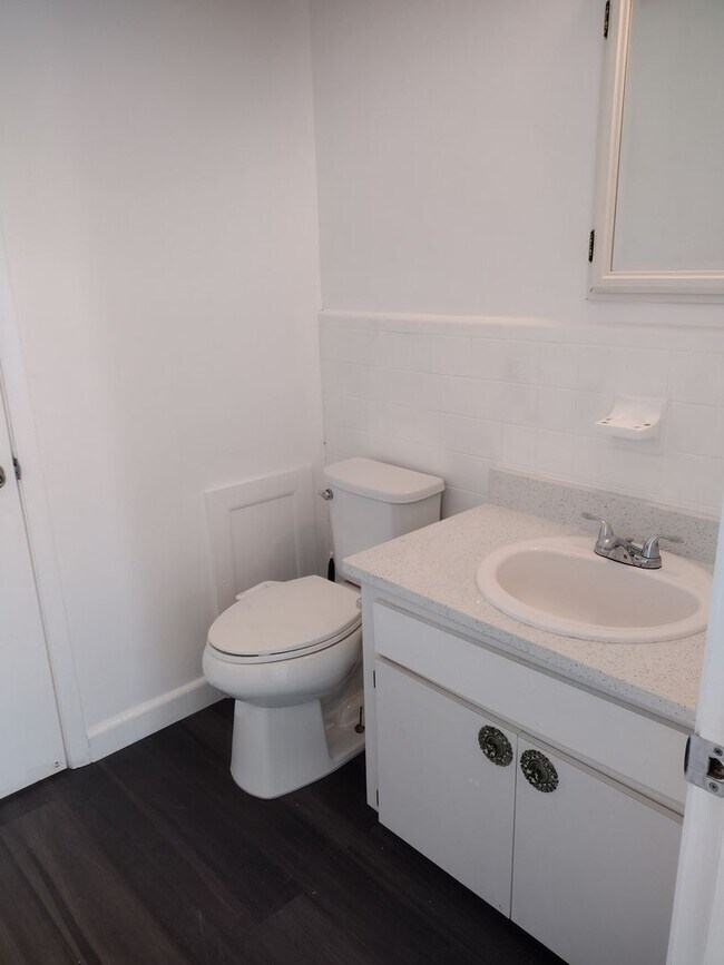Building Photo - 3 bed 2 bath