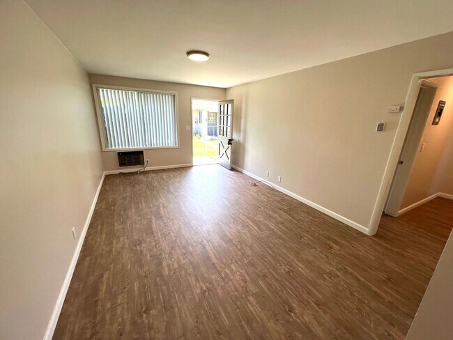 Building Photo - Charming 1 Bedroom unit, completely remodeled with In-Unit Washer/Dryer!