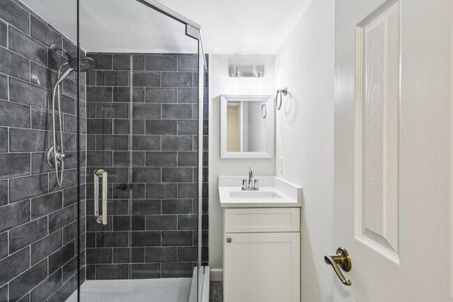 Building Photo - 5032 Hickory Hills Dr