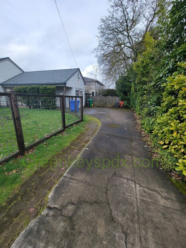 Building Photo - Beautiful 2 Bedroom 1 Bath House with Atta...