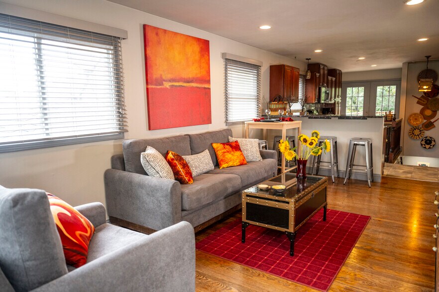 Primary Photo - 1604 Kraft St