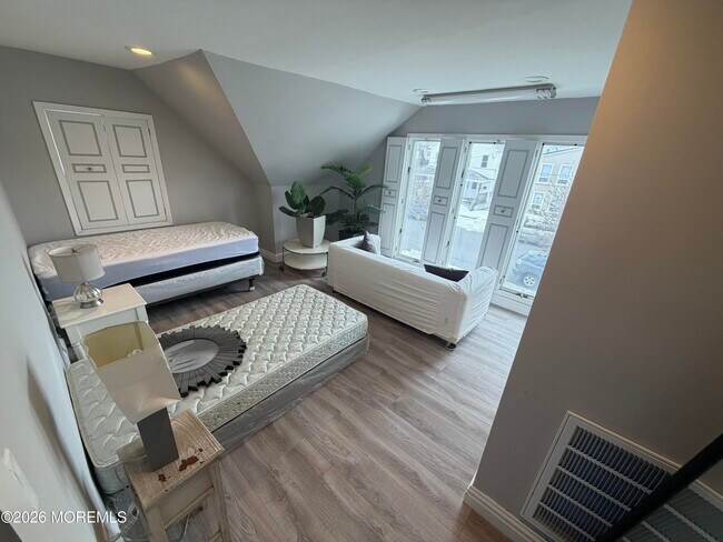 Building Photo - 116 12th Ave