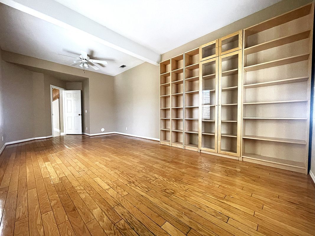 Building Photo - 9755 Lipari