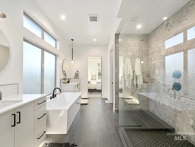 Building Photo - Custome build in Movado Estates