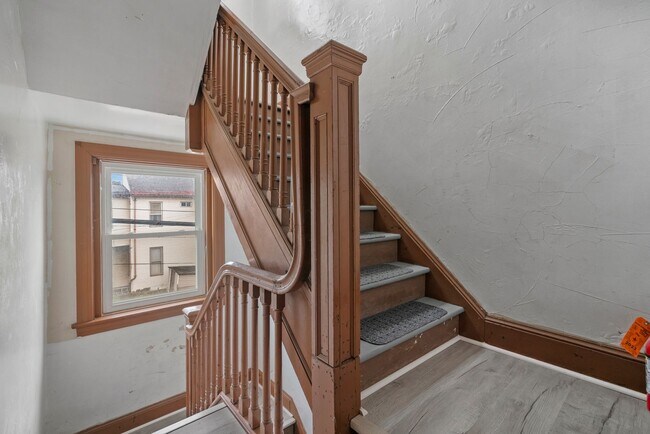 Building Photo - 512 S Millvale Ave