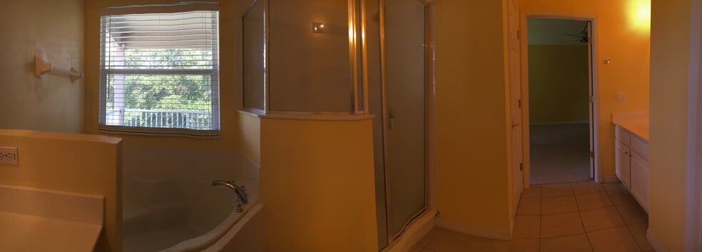 Building Photo - 9805 Portofino Dr