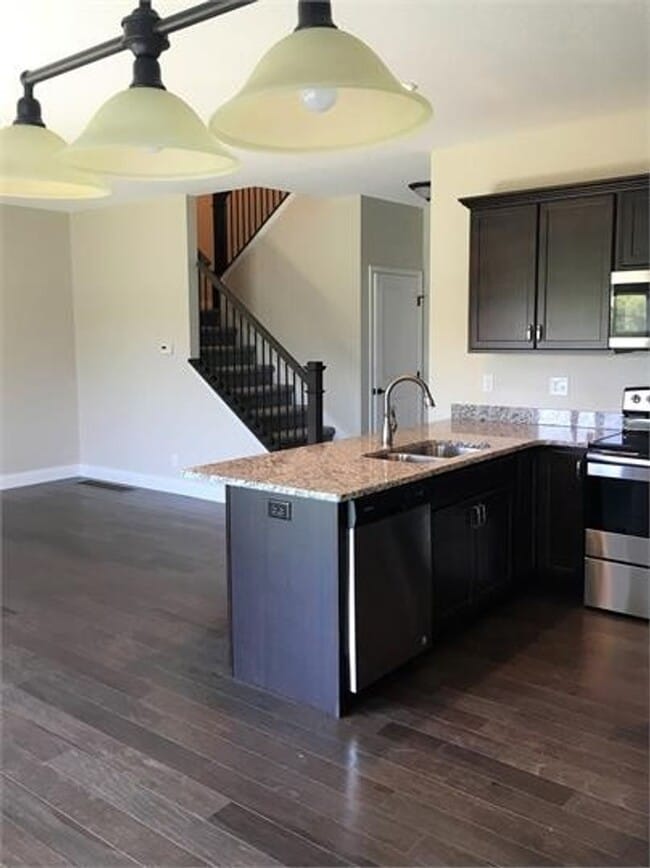 Building Photo - 3-bedroom Townhome Available for July!