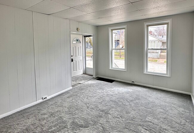 Building Photo - 810 W 2nd St