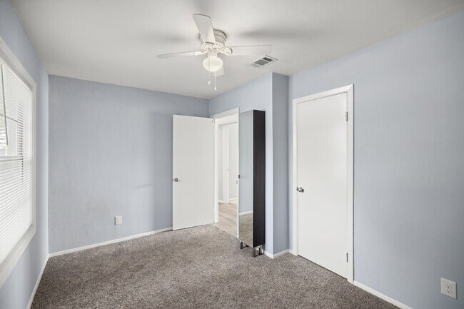 Building Photo - 354 Chicago Ave