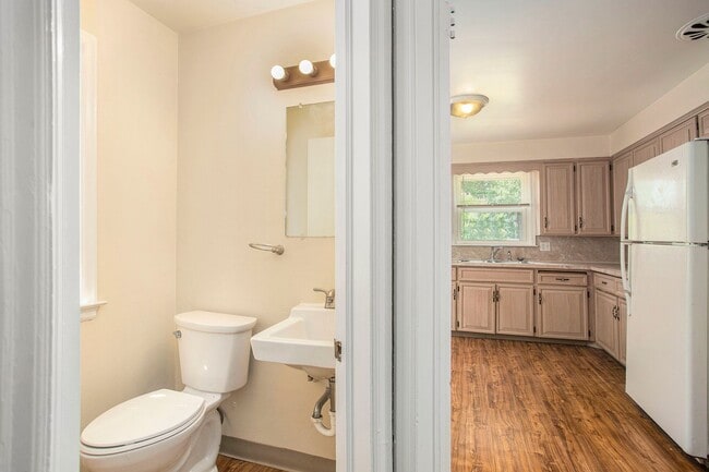Building Photo - AVAILABLE MID-JULY!! 3 Bedroom, 1.5 Single...