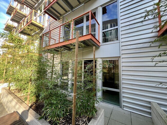 Building Photo - Veer Lofts Condominiums - South Lake Union