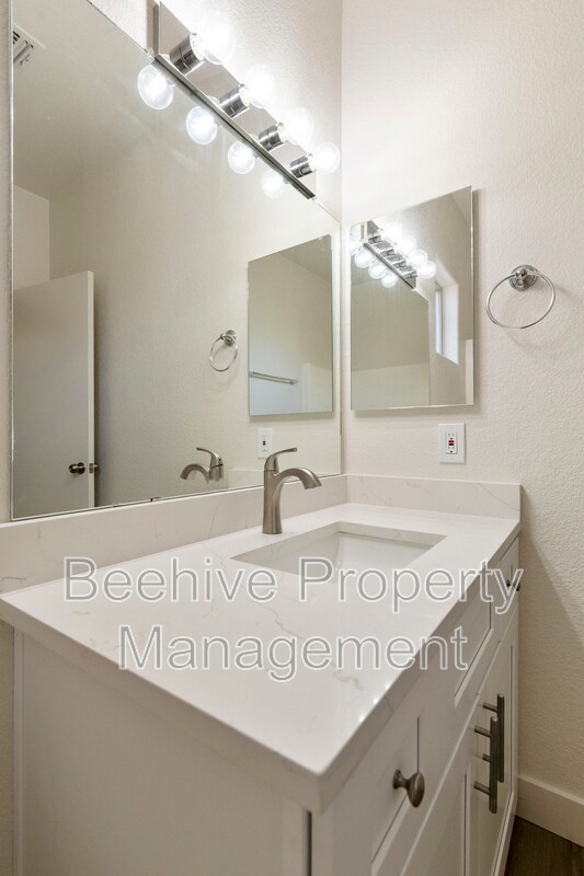 Building Photo - 220 N 110th St