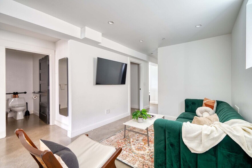 Building Photo - 18 NW 22nd Pl