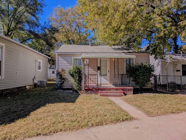Building Photo - 1107 NW Van Buren St