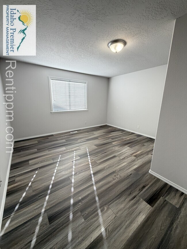 Building Photo - 2200 E Grapewood Dr