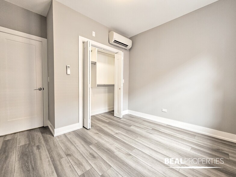 Building Photo - 3935 N Janssen Ave