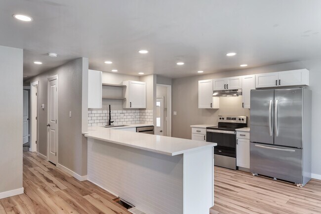 Light & bright kitchen - 10 S Busch Ln