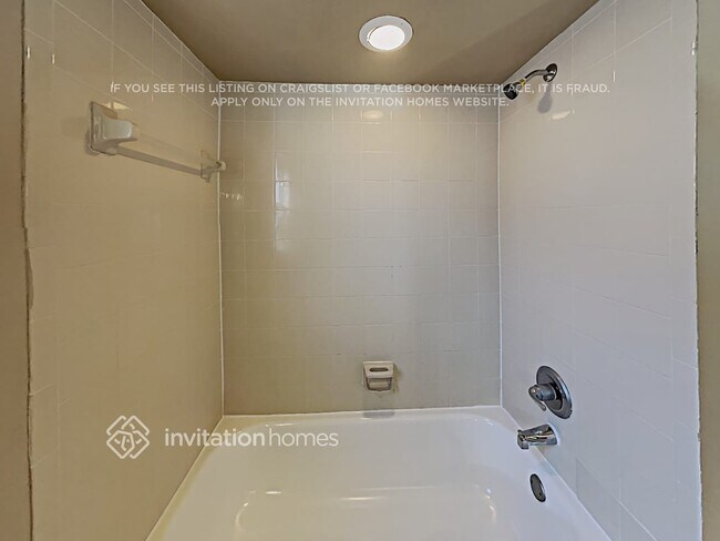 Building Photo - 16601 Vallely Dr