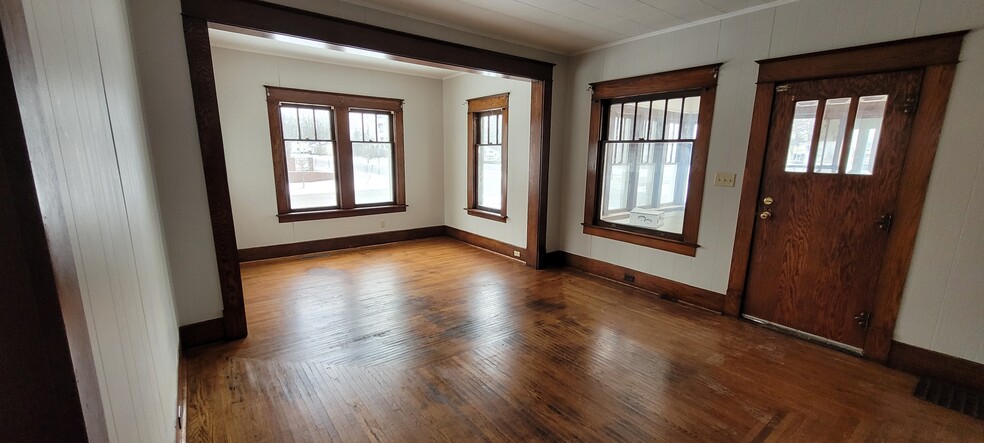 Large living room - 621 E Central Ave