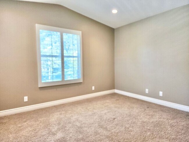 Building Photo - 112 Hedge Bloom